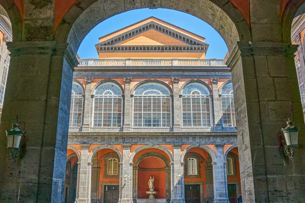 Неаполь Италия Марта 2019 Года Главный Двор Королевского Дворца — стоковое фото