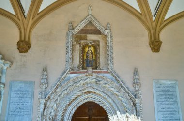 İtalya, Palermo, Primatial Metropolitan Katedrali 'nin güney girişinin giriş kapısı Kutsal Bakire Meryem Kilisesi, Palermo Katedrali olarak da bilinir.