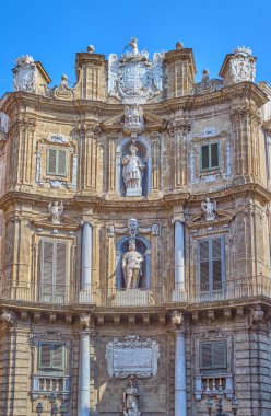 İtalya, Palermo, Piazza Villena 'daki Quattro Canti saraylarından birinin Barok cephesi manzarası.