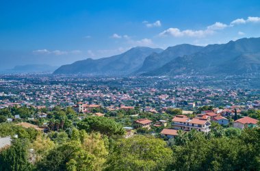 Monreale İtalya, Palermo 'ya giden vadi manzaralı.