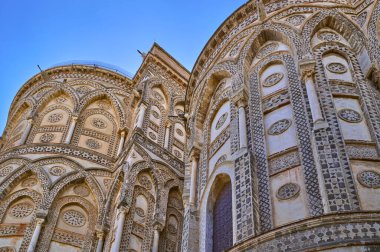 Monreale, İtalya, Santa Maria Nuova Katedrali 'nin yükseliş manzarası. Monreale Duomo olarak da bilinir.,