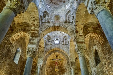 Palermo, İtalya - 26 Aralık 2018 San Cataldo Kilisesi iç mimarisi, 12. yüzyılın Arap-Norman mimarisi.