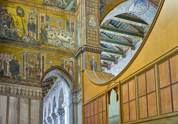 Monreale イタリア 2022年10月17日 サンタ マリア ヌオーヴァ大聖堂内の豊かなビザンチンモザイクもMonrealeのドゥオーモとして知られています — ストック写真