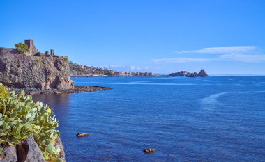 İtalya, Aci Castello, arka planda Cyclops deniz rezervi yığınlarıyla sahilin panoramik manzarası