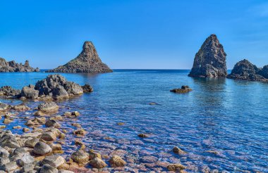 Aci Trezza, İtalya, Kiklops 'un deniz doğası rezervlerine bir göz atın.