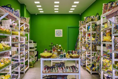 Taormina, İtalya - 5 Şubat 2023: Eski kasabada tipik yerel ürünlerle dolu renkli bir dükkan