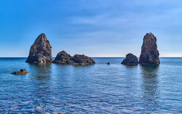 Aci Trezza イタリア サイクロプス海洋自然保護区のスタックのビュー — ストック写真