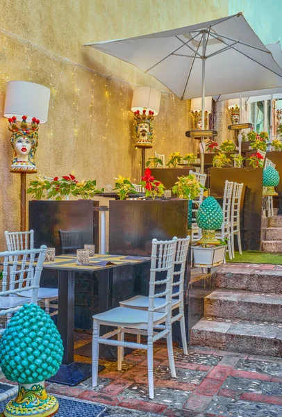 Taormina Itália Fevereiro 2023 Restaurante Com Cerâmica Tradicional Beco Cidade — Fotografia de Stock
