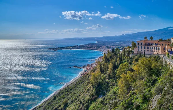Taormina Talya Güzel Sahilin Manzarası Eski Kasabanın Gözünden Görünüyor — Stok fotoğraf