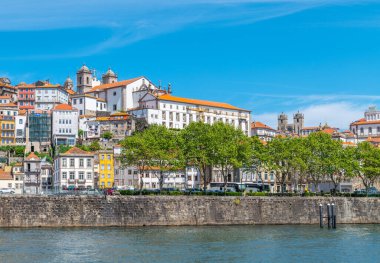 Porto, Portekiz - 17 Nisan 2023: Ribeira bölgesinin mimarisi Douro nehrinden görüldü