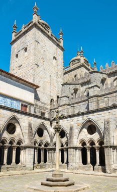 Porto, Portekiz - 18 Nisan 2023: Porto Katedrali Manastırı)