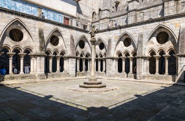 Porto, Portekiz - 18 Nisan 2023: Porto Katedrali Manastırı)