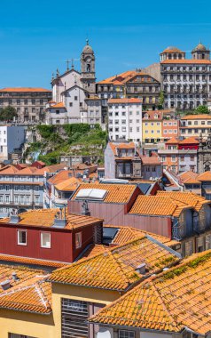 Porto, Portekiz, Ribeira bölgesinin evleri Katedral meydanından gözcü olarak görünüyor.
