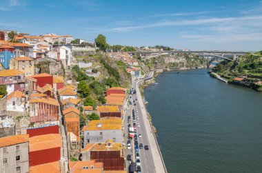 Porto, Portekiz - 18 Nisan 2023: Dom Louis Köprüsü 'nden görülen şehir ve Douro nehri