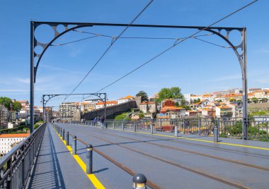 Porto, Portekiz - 18 Nisan 2023 Dom Louis Köprüsü üzerindeki tren rayları