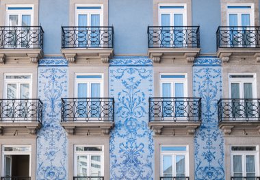 Porto, Portekiz, Da Flores Caddesi 'nin geleneksel mimarisi ve dekorasyonları.