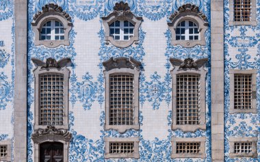 Porto, Portekiz, Do Carmo Kilisesi 'nin yan cephesi ve azulejos (geleneksel seramik fayanslar tipik mavi renge boyanmıştır.)