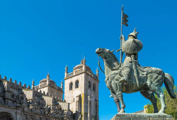 ポルト ポルトガル ポルト大聖堂 聖母の昇天大聖堂 とヴィマラPeresの乗馬記念碑 — ストック写真