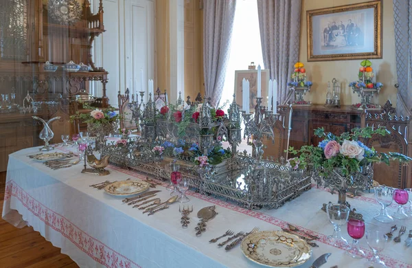 Porto, Portekiz - 18 Nisan 2023: Gümüş süslemeli bir yemek masası.