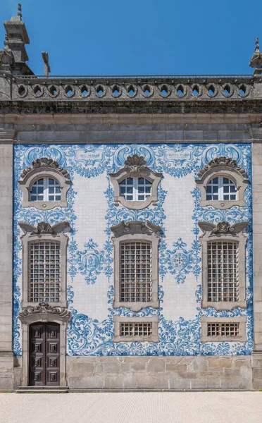 stock image Porto, Portugal, the side facade of the Do Carmo church with  the  azulejos (traditional ceramic tiles painted in the typical blue color)