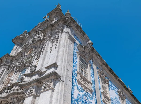 ポルトガルのポルト アッツェホスとド カルモ教会の上からの眺め 典型的な青の色で描かれた伝統的なセラミックタイル — ストック写真