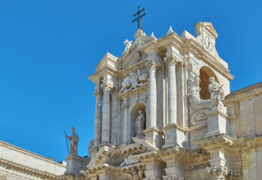 Syrthe, İtalya, Katedral 'in ana cephesinin ayrıntıları