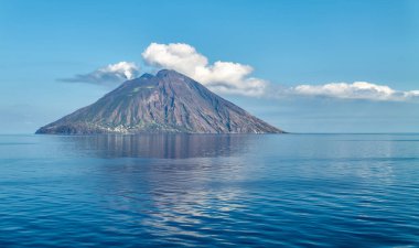 İtalya, Sicilya, Stromboli adası açık denizlerden görünen dumanı tüten volkanla