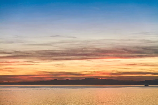 意大利热那亚从港口看到五彩缤纷的日落 — 图库照片