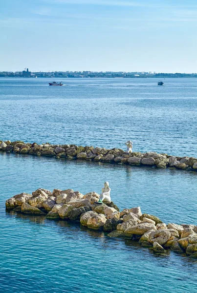 Taranto, İtalya - 2 Kasım 2022: Şehrin deniz kenarındaki ünlü denizkızı heykelleri