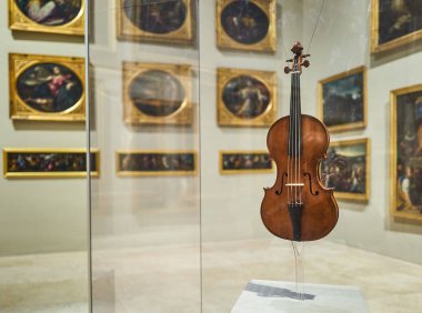 Modena, İtalya - 5 Mart 2019: Palazzo dei Musei (Müze Sarayı), Estense Galerisi 'nin ön planda Girolamo Amati' nin viyolonsel tabloları