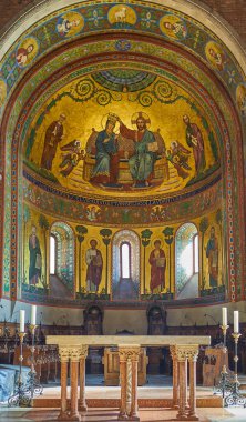 Modena, İtalya - 5 Mart 2019: Fermo Forti 'nin mozaik tarzı freski olan bir Katedral şapeli