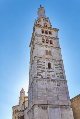 Modena, İtalya - 5 Mart 2019: Ghirlandina kulesinin yukarıdan görünüşü