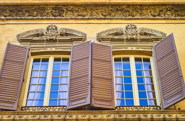 Modena Włochy Widok Górę Dwóch Okien Fasadę Pałacu Frosini — Zdjęcie stockowe