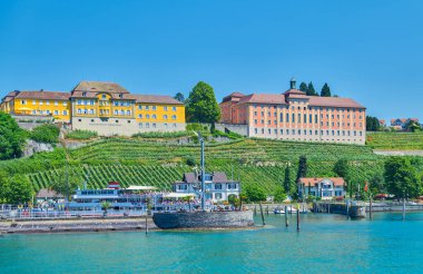 Meersburg, Almanya - 13 Haziran 2023; Constance Gölü 'nden görülen köy (Bodensee)