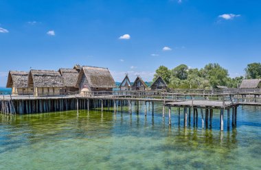 unteruhldinghen, Almanya - 14 Haziran 2023: Constance gölündeki sazlıklar üzerinde tarih öncesi bir köyün yeniden inşası