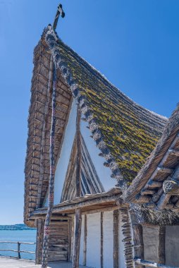 unteruhldinghen, Almanya - 14 Haziran 2023: Constance gölündeki sazlıklar üzerinde tarih öncesi bir köyün yeniden inşası