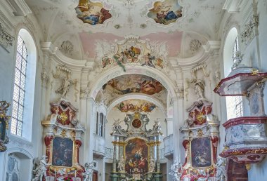 Mainau Adası, Almanya - 14 Haziran 2023: St. Mary kilisesinin içinin resimleri ve dekorasyonları