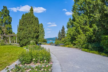 Mainau Adası, Almanya, Constance Gölü 'ne bakan Barok Sarayı' nın bahçesi.