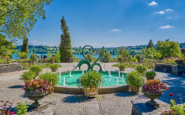 Mainau Adası, Almanya, Barok Sarayı 'nın bahçesinin çeşmeleri.