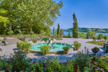 Mainau Adası, Almanya, Barok Sarayı 'nın bahçesinin çeşmeleri.