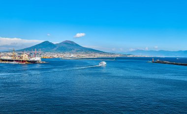 İtalya, Napoli, Vezüv volkanlı panorama ticari limandaki bir gemiden görülüyor.