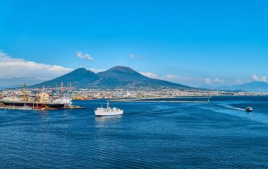 İtalya, Napoli, Vezüv volkanlı panorama ticari limandaki bir gemiden görülüyor.