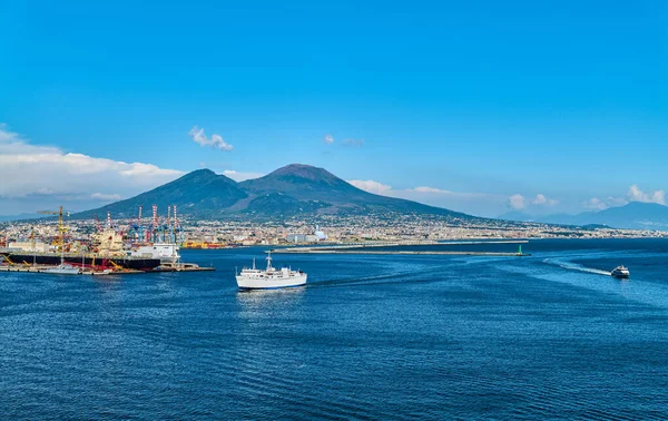 Itália Nápoles Panorama Com Vulcão Vesúvio Visto Navio Porto Comercial — Fotografia de Stock