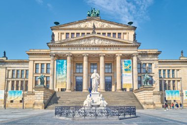 Berlin, Almanya - 31 Temmuz 2019: Jandarma Meydanı, Konser Salonu binası ve ön planda Schiller anıtı