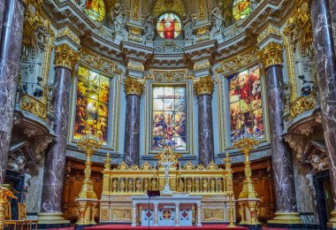 Berlin, Almanya - 31 Temmuz 2019: Berlin Katedrali 'nin ana sunağı (Berliner Dom)