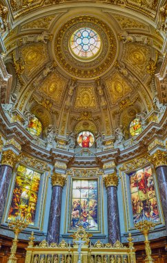 Berlin, Almanya - 31 Temmuz 2019: Berlin Katedrali 'nin ana sunağı (Berliner Dom)