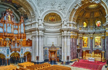 Berlin, Almanya - 31 Temmuz 2019 Berlin Katedrali 'nin iç kesiminin panoramik görüntüsü (Berliner Dom)