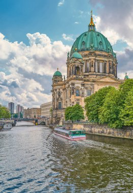 Berlin, Almanya, Berlin Katedrali 'nin (Berliner Dom) Spree Nehri üzerindeki manzarası