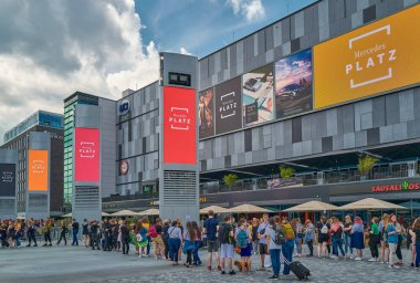 Berlin, Almanya - 1 Ağustos 2019 Mercedes Meydanı ve Meydanı 'nda bir grup insan