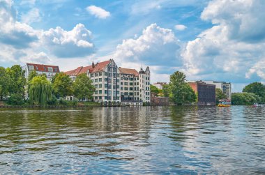 Berlin, Almanya, Spree Nehri kıyısında geleneksel evleri olan panorama